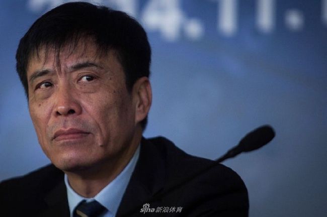 努涅斯外围劲射中柱弹出，萨拉赫面对空门补射离谱打偏。